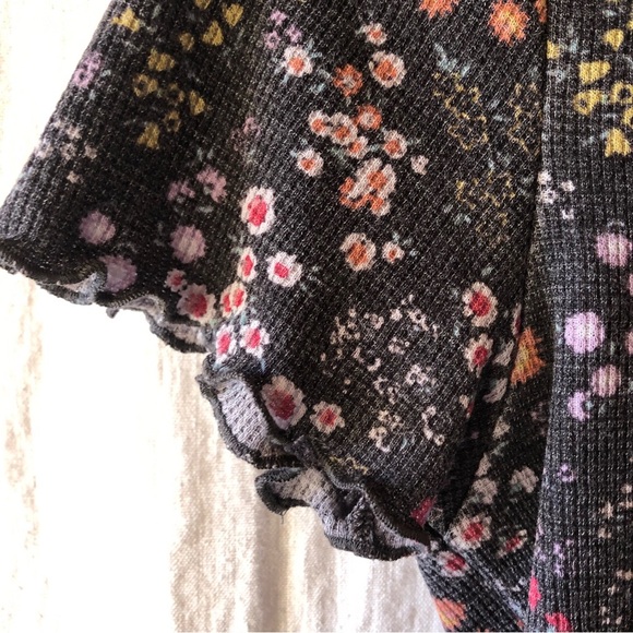 NWOT American Eagle crop top floral textured tee with scallop edge detail M - Picture 2 of 4